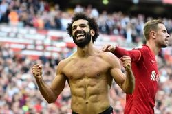 HLV Klopp nói gì về màn 'cởi áo ăn mừng' và nhận thẻ vàng của Salah?
