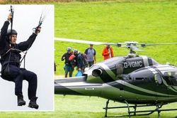 Người đi bộ 'giật mình' khi thấy Tom Cruise nhảy dù xuống đường