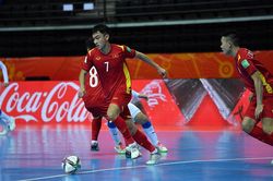 HLV Phạm Minh Giang: 'Futsal Việt Nam yếu nhưng chiến đấu kiên cường'