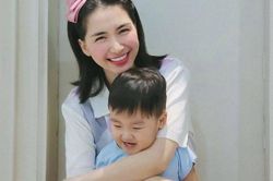 Quý tử nhà Hòa Minzy 'đốn tim' dân mạng khi động viên bác lao công trong mùa dịch