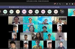 Tân sinh viên hào hứng nhập học trực tuyến