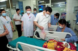 Chủ tịch UBND tỉnh Nguyễn Văn Sơn tặng quà Trung thu cho các bệnh nhi đang điều trị tại Bệnh viện Đa khoa tỉnh