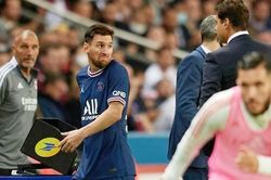 Messi 'tịt ngòi' còn tỏ thái độ với HLV, PSG thắng hú vía ở phút bù giờ