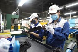 Thận trọng mở cửa trở lại