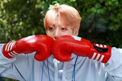 Xuất hiện chớp nhoáng, Jungkook BTS làm cháy hàng bộ đồ đắt đỏ chất chơi