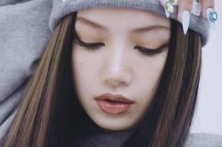 BLINK đòi công bằng cho hit solo của Lisa Blackpink
