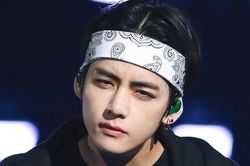 BTS vừa tới New York để phát biểu tại Liên hợp quốc, V bị fan cuồng quấy rối