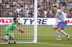 Siêu sao Ronaldo phá kỷ lục của Ibrahimovic