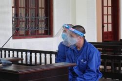 Bóp cổ, vung dao chém chủ nhà khi bị phát giác