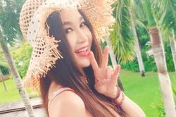 Ôn Bích Hà bao nhân viên đi nghỉ Tết Trung thu, sắc vóc tuổi 55 lại gây 'bão'