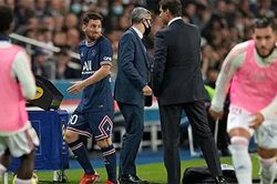 Messi từ chối bắt tay Pochettino khi bị thay ra giữa trận PSG vs Lyon
