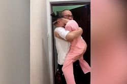 Bé gái Trung Quốc bật khóc khi thấy ba về nhà vào ngày Tết thiếu nhi