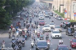 Đường phố Hà Nội ùn ứ trong ngày đầu thực hiện Chỉ thị 15