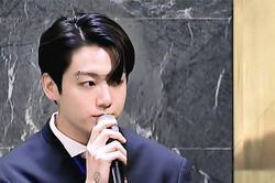 Jungkook BTS chuẩn nhân viên văn phòng nóng bỏng nhất quả đất