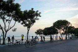 Người dân Hà Nội ra đường tập thể dục, cắt tóc sau nới lỏng giãn cách