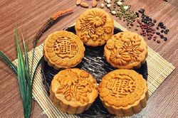 Ăn bánh trung thu thay bữa tối liên tục, cô gái nôn ra máu