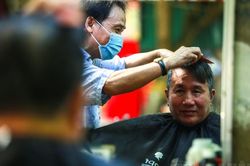 Người dân Hà Nội ùn ùn đi cắt tóc ngay sau khi chỉ thị mới có hiệu lực