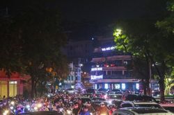 'Biển người' đổ về hồ Gươm đêm Trung thu, khiến nơi đây ùn tắc kéo dài
