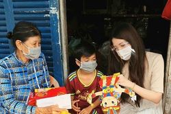 Hoa khôi Huỳnh Thúy Vi tặng quà trung thu yêu thương đến trẻ em xóm trọ