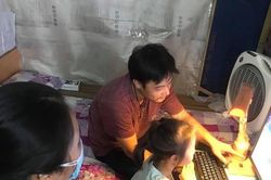 Buồn vui trẻ nhà nghèo học trực tuyến