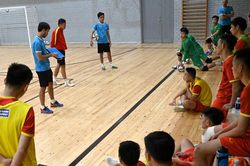 Tuyển thủ futsal Việt Nam ngồi xe lăn, lỡ trận gặp Nga