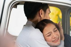 Lần đầu gần gũi với người yêu, vừa xong việc mẹ anh đã xông thẳng vào phòng mắng mỏ tôi