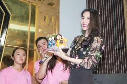 Giữa ồn ào 'tạm khóa báo có', fan Thủy Tiên đồng loạt làm điều này để 'giải oan' cho thần tượng