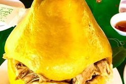 Bắt cả con gà chui tọt vào quả bưởi để làm thành đặc sản nổi tiếng của người Đồng Nai