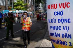 Chợ lưu động phục vụ người dân 'vùng xanh' tại TP.HCM