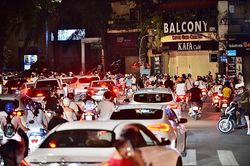 'Nhìn người dân Hà Nội ùn ùn ra đường, tôi lặng người đi, muốn gục ngã'