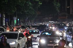 'Biển người' Hà Nội chơi Trung thu: Chỉ một F0… toang luôn!