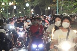 'Biển người' Hà Nội chơi Trung thu: Thuốc thử với Chủ tịch Chu Ngọc Anh?