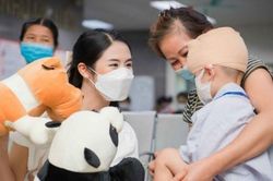 Hoa hậu Ngọc Hân hiến máu nhân đạo và tặng quà bệnh nhi nhân dịp Tết Trung thu