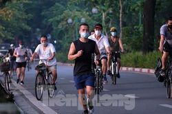 Hà Nội vừa nới lỏng giãn cách, người dân kéo nhau đi tập thể dục, chạy bộ, đạp xe