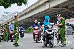 Chuyên gia: Hà Nội không nên nóng vội cấp 'thẻ xanh' vắc xin