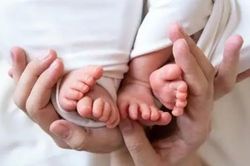 Ấn Độ: Cặp vợ chồng sinh đôi hai bé gái đúng 2 năm sau ngày mất của hai cô con gái lớn