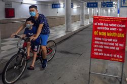 Người dân xuống hầm tập thể dục dù có biển cảnh báo