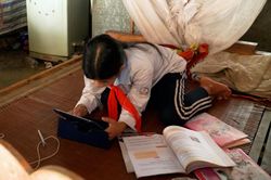 Mẹ bật khóc vì nhà 4 con nhưng chỉ có 1 thiết bị để học online