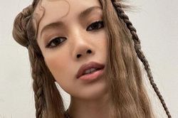 Lisa Blackpink bất ngờ quảng bá trán 'sân bay' lần đầu