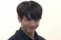 Jungkook cởi tất thôi mà sao cả BTS phải dừng hình?