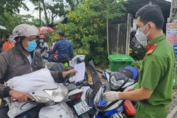 Hơn 300 người lao động Long An tự ý về quê giữa mùa dịch