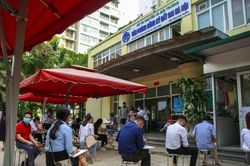 Người dân xếp hàng từ 5h sáng đến chiều chờ đợi lấy xác nhận giấy tờ về đất đai