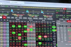 Cổ phiếu 'họ Louis' giảm sàn, Vn-Index tăng vượt qua mốc 1.350 điểm