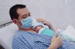 Xót xa cảnh vợ mất vì COVID-19 sau sinh, chồng một mình nuôi hai con thơ