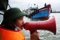 Các tỉnh miền Trung cấm tàu thuyền ra khơi, chạy đua ứng phó với ATNĐ