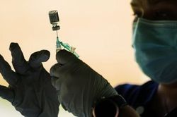 FDA chấp thuận tiêm tăng cường vaccine COVID-19 Pfizer cho người trên 65 tuổi