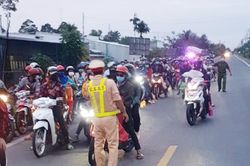 Hàng trăm người chạy xe máy về quê, Sóc Trăng lo quá tải khu cách ly