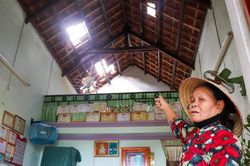 Trường học và nhiều ngôi nhà bị tốc mái do bão số 6