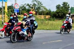 3 tỉnh tiếp tục đón hàng trăm người chạy xe máy về quê