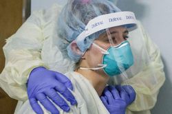 Nữ y tá Canada bị đánh vì 'tiêm vaccine cho vợ mà chưa xin phép chồng'